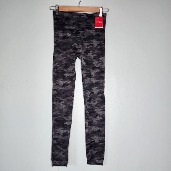 FINAL PRICE Spanx Black Camo Look At Me Now Seamless Crop Leggings M NWT - Picture 2 of 5